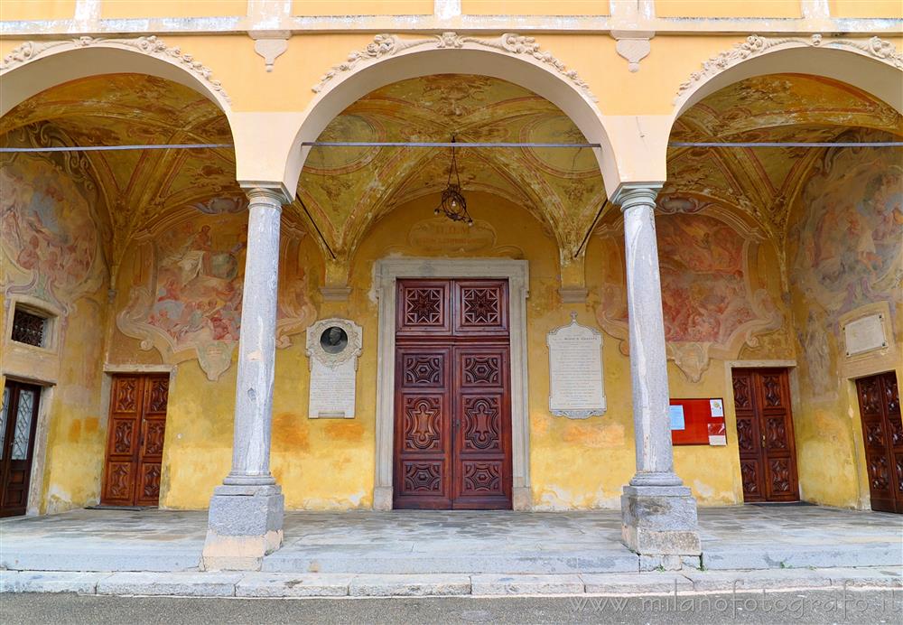 Pettinengo (Biella) - Portico della Chiesa Parrocchiale dei Santi Stefano e Giacomo